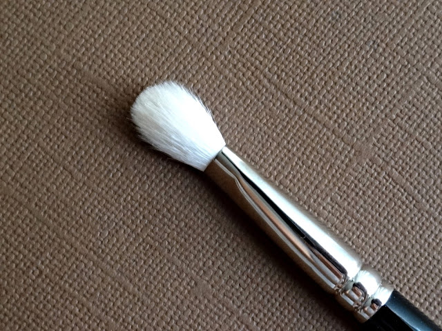 Hakuhodo J5523 Round & Flat Eye Shadow Brush 