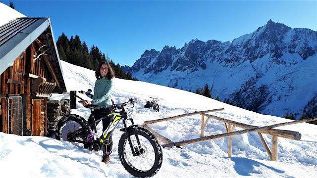 fatbike sur la neige en montagne lors d'une randonnée en hiver dans la vallée de Chamonix, chalet de Chailloux