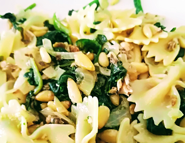 Pasta with sardines, spinach and pine nuts