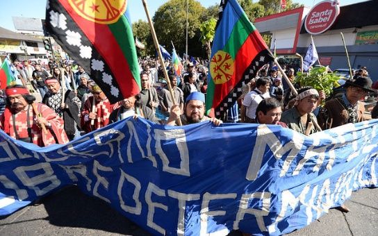 Carabineros chilenos reprimen manifestación pacífica de mapuches