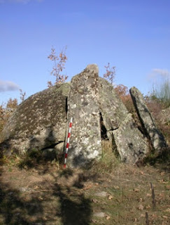 MENHIR / Anta 5 dos Coureleiros, Castelo de Vide, Portugal