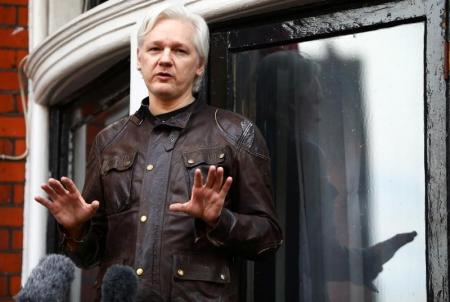 Presidente do Equador diz que Assange é um hacker, mas que pode continuar em embaixada