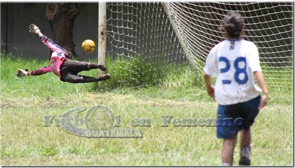 estirada de la portera de unifut, en le gol de izabal