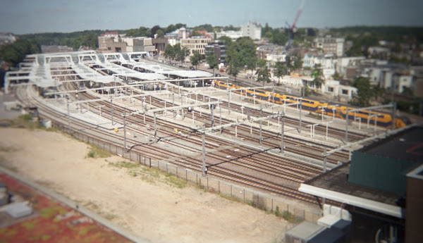 Zicht op station Arnhem vanuit Rembrandt-bioscoop