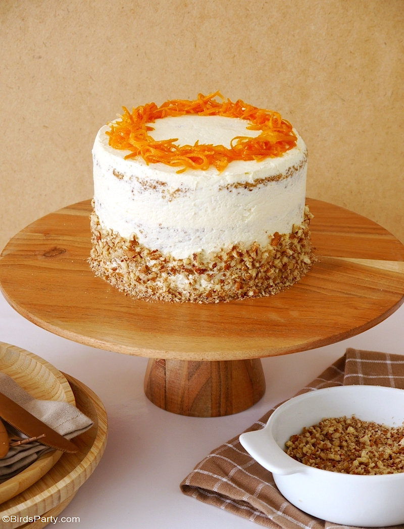 Gâteau étagé aux carottes avec glaçage au fromage à la crème - délicieux gâteau moelleux avec glaçage au lait concentré sucré, parfait pour Pâques!