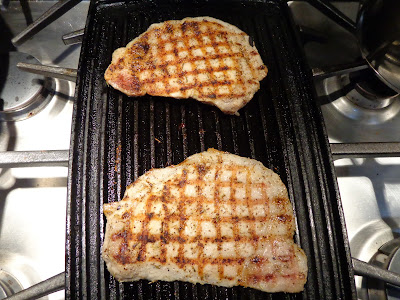 INGREDIENTES PARA LAS CHULETAS DE CERDO 2 chuletas de 170 g / 6oz cada una ¼ cucharadita de ajo en polvo ¼ cucharadita de cebolla en polvo ¼ cucharadita de pimienta negra en polvo ¼ cucharadita de tomillo seco ¼ cucharadita de sal 2 cucharaditas de aceite de vegetal