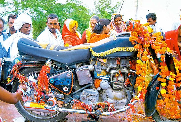 Motor Bekas Tabrakan ini Dijadikan Kuil Keramat di India - www.SurgaBerita.com
