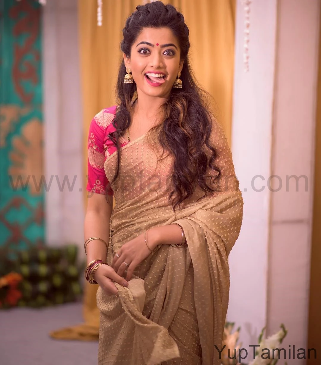 Rashmika-Mandanna Hot Saree Stills-Beautiful Saree Pics