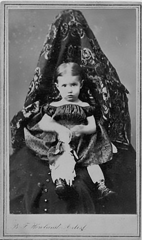 Fotografía donde la madre oculta, sujeta a su hija en 1870. Fotógrafo Howland. El 98 % de estas fotografías eran de niños vivos.