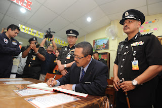 YBhg Ketua Pengarah Penjara Malaysia menurunkan tandatangan pada Buku Lawatan Perpustakaan Sekolah Integriti Penjara Pusat Kota Kinabalu.