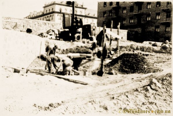 Будівництво фонтану.  1958 рік. Фото з архіву Р.Метельницького