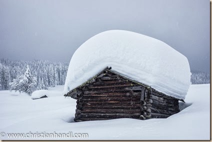 Heuschober mit viel Schnee am Dach an der Langlaufloipe Leitertal