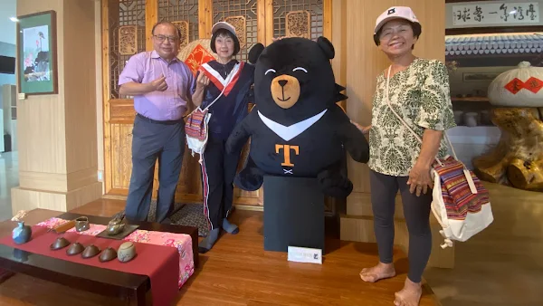 ▲馬來西亞電視台拍攝松柏嶺遊客中心，參山國家風景區管理處帶領走覽，(左起）參山處處長曹忠猷、林媽媽、楊媽媽一同合照。（記者林明佑翻攝）