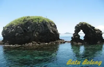 Batu Bolong Reef adalah sebuah terumbu karang yang menjulang dari dasar laut hingga permukaan air. Terumbu karang ini memiliki bentuk seperti lubang besar di tengahnya, sehingga dinamakan Batu Bolong (batu berlubang).