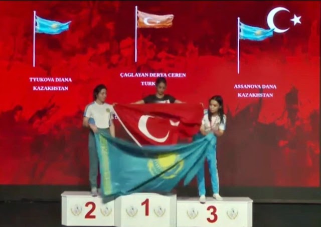 Kazakistan Bayrağının üstüne Türkiye Bayrağı Açılması