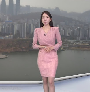 20250313 박소연 기상캐스터 핑크색 투피스 랩블라우스 미니스커트 찰떡 궁합