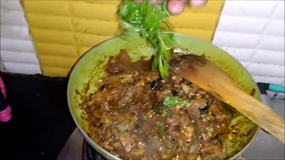 Add some fresh coriander leaves to mutton