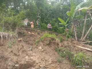 JAMIN KEAMANAN WARGA BINAANYA, BHABINKAMTIBMAS CEK LOKASI TEBING LONGSOR