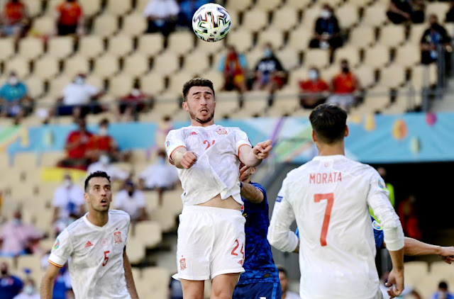 Laporte, en presencia de Busquets y Morata, cabecea para marcar el segundo gol español. SELECCIÓN DE ESLOVAQUIA 0 SELECCIÓN DE ESPAÑA 5. 23/06/2021. Eurocopa 2020, XVI edición, fase de grupos, Grupo E, jornada 3. Sevilla, España, estadio de La Cartuja. GOLES: 0-1: 29’, Dúbravka, en propia puerta. 0-2: 45+3’, Laporte. 0-3: 55’, Sarabia. 0-4: 66’, Ferran Torres. 0-5: 71’, Kucka, en propia puerta.