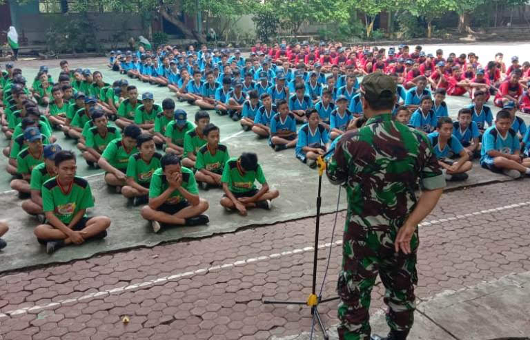 Pelajaran Baris-berbaris untuk siswa sisiwi