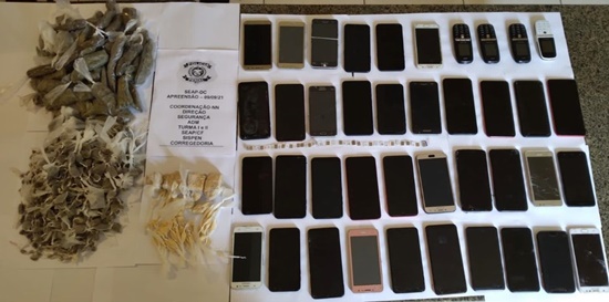 Policiais penais encontram 40 celulares e drogas em celas de presídio em Campos
