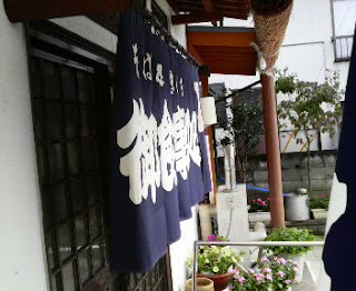 蕎麦屋の店先にある暖簾も白い暖簾から紺色の暖簾に衣替え