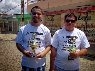 Torneio de domino agitou Rua do Apito neste ultimo domingo de 2013.