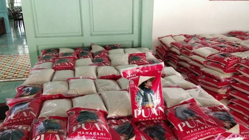 Aksi Puan Maharani Bagi-bagi Paket Sembako Bergambar Dirinya di Solo