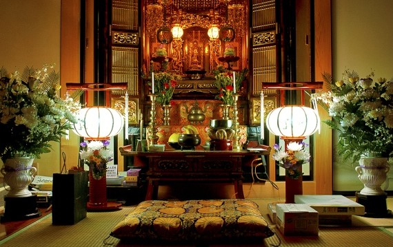 Konyol! Kakek ini Menggunakan Sesuatu yang Tidak Biasa Sebagai Vas Bunga Untuk Altar Dirumahnya