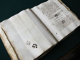 Ada jejak kaki kucing di sebuah catatan kuno abad 15
