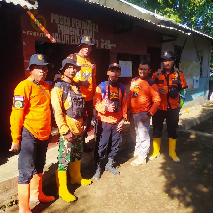 Senkom Rescue Bantu Padamkan Kebakaran Hutan Gunung Lawu 