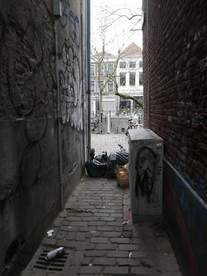 Door vuilniszakken ontoegankelijk geworden steeg, Utrecht