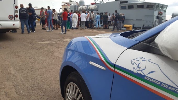 Crotone, sbarcati 487 migranti: arrestato egiziano per reingresso irregolare in Italia