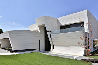 Sophisticated Project Balcony House A Cero White Wall with Glass Windows, Glass Fence and Irregular Shape