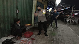 Kapolres Serang Bagikan Makan Sahur Kepada Warga Terdampak Covid-19