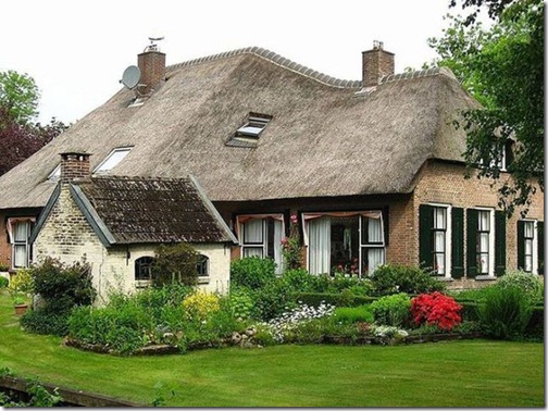 a_dutch_village_only_accessible_by_boat_640_28