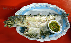 Bangkok-Food-Pla-Chon-Pao-Grilled-Snakehead-Fish-Street-Side-Stall