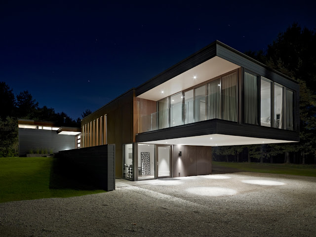 Picture of modern Clearview Residence as seen from the driveway at night