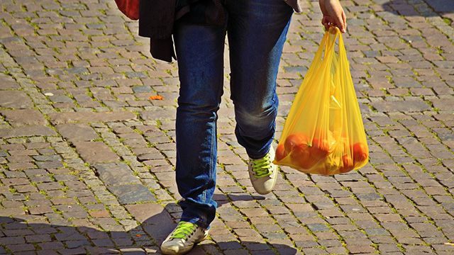 Bahaya, Jangan Masukkan Makanan ke Dalam Plastik Berwarna