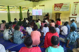 Polisi Sosialisasi Bahaya Narkoba dan Kenakalan Remaja di Kampung Trimuris, Mamberamo Raya 