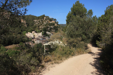 CASTELLS DEL GAIÀ SANTA PERPÈTUA DE GAIÀ-VALLESPINOSA-CASTELL DE SABURELLA-QUEROL, poble de Vallespinosa des del GR-7 Camí de Mas Carbonell