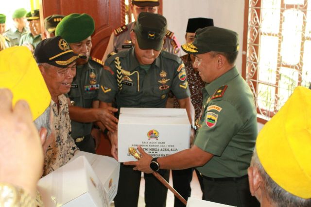 Danrem 032 Wirabraja Brigjen TNI Mirza Agus Serahkan Rumah Layak Hunyi Kepada Veteran