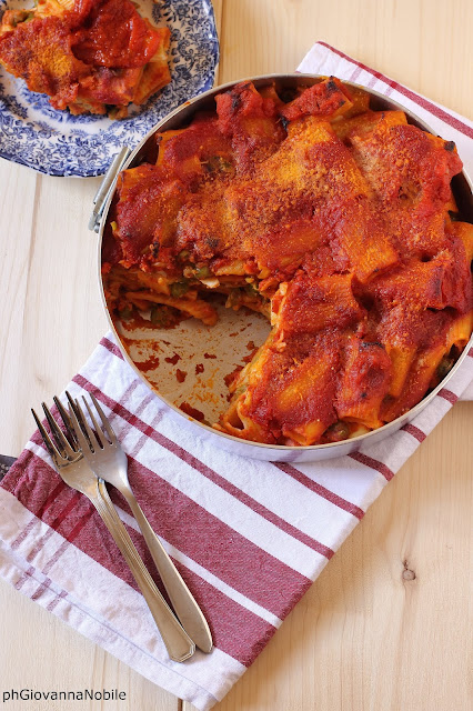 Pasta al forno con fior di latte, piselli e uova sode