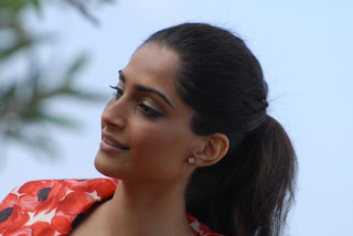 Indian Actress Sonam Kapoor Hairstyle Picture Gallery