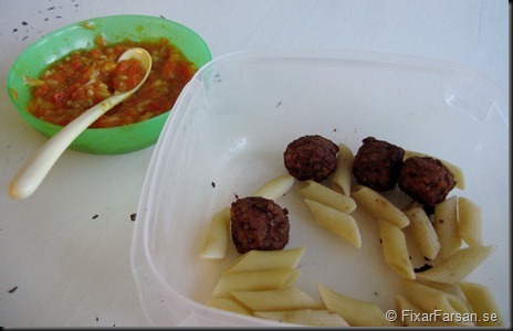10 månader och riktig mat som köttbullar pasta lockar 