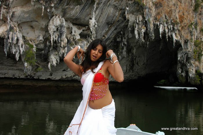 Sanjana navel in white saree - Sanjana Navel Show in white Backless Saree - Latest