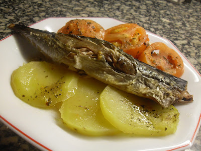 Caballa al horno con patatas y tomates