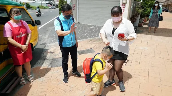 ▲鹿港鎮立幼兒園娃娃車裝定位，讓家長透過APP了解娃娃車位置，也可以即時在家門口迎接小寶貝回家。（圖／鹿港鎮公所提供）