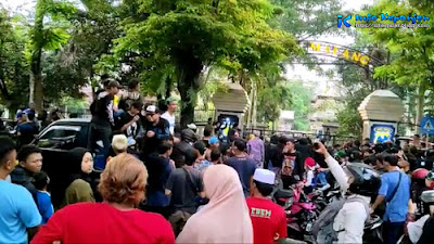 Video Aksi Aremania di depan Mapolres Malang di Kepanjen (8 Desember 2022)