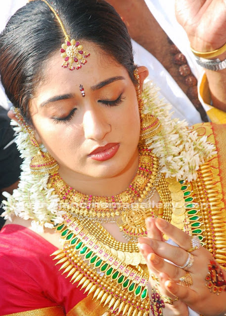 http://actresshdphotos.blogspot.in/p/kavya-madhavan.html